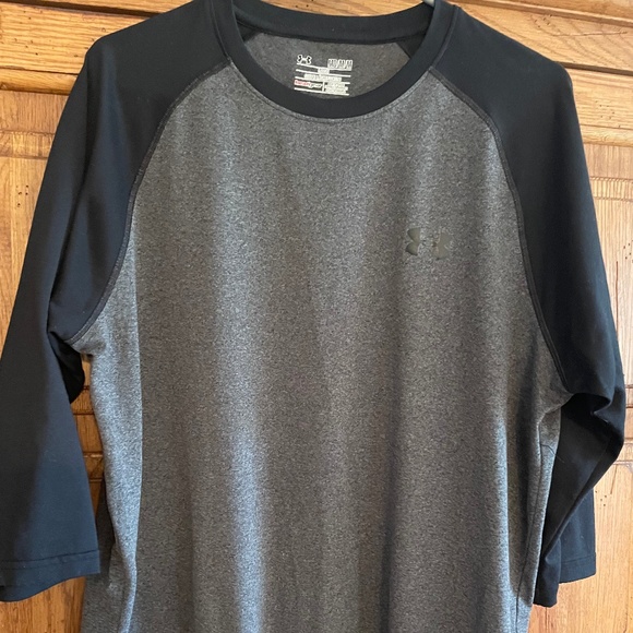 Under Armour Men’s Size Medium Fitted Quarter Length Black and Gray Shirt - Picture 1 of 4